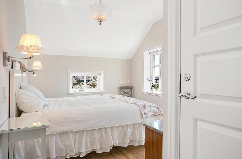 卡琳贡Lotshotellet的白色的卧室设有床和窗户