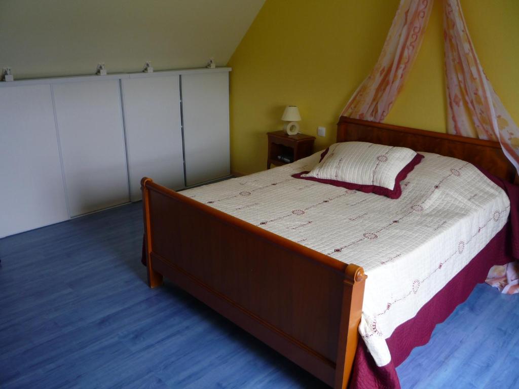 庞马尔Briois Cristelle的一间卧室配有一张带天蓬的床