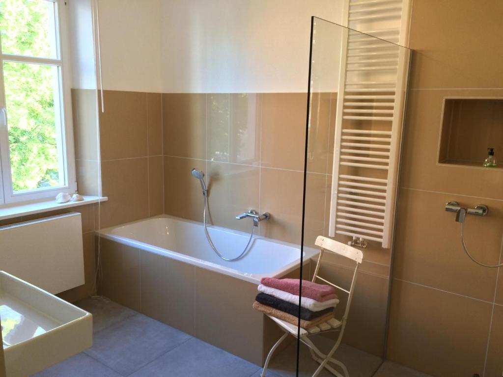 拜罗伊特Villa Friedrich的设有带浴缸和淋浴的浴室。