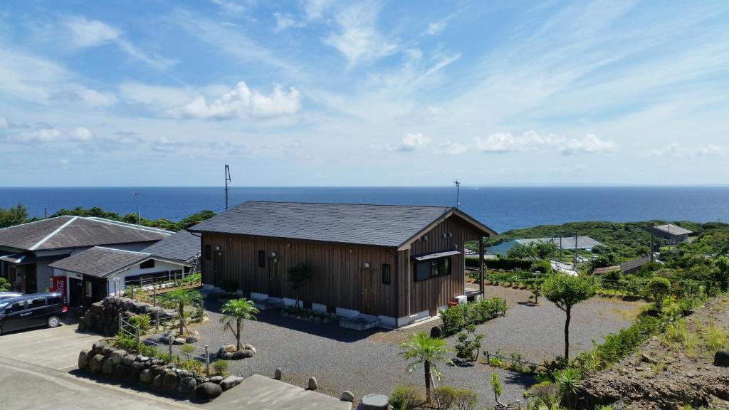 屋久岛屋久岛雅旅馆的建筑的空中景观,背景是海洋