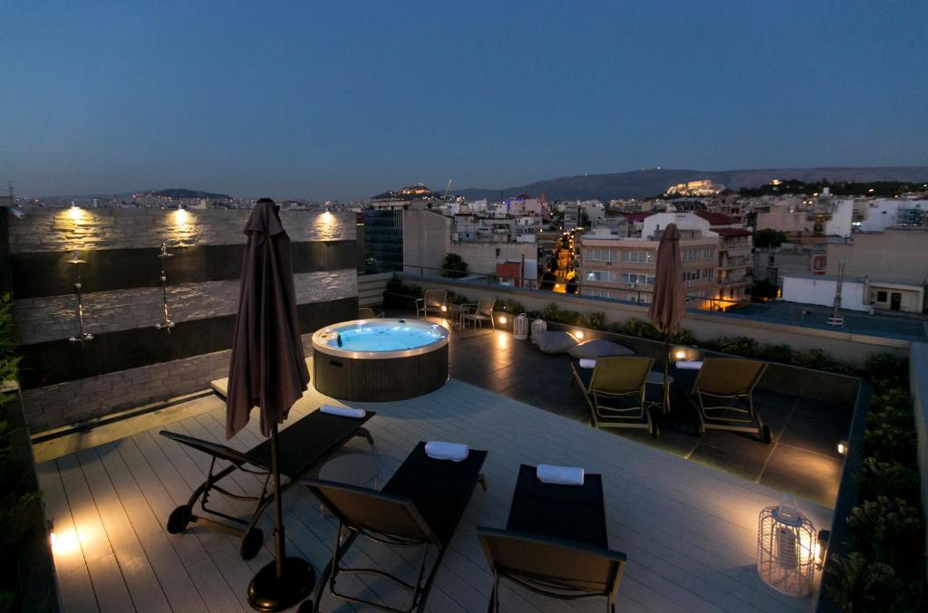 雅典47号豪华公寓的屋顶甲板设有热水浴池和椅子