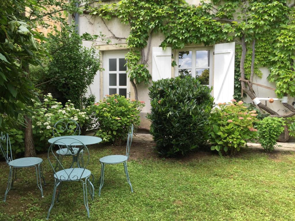 沃苏勒Villa Saint-Georges的房子的院子内的桌椅