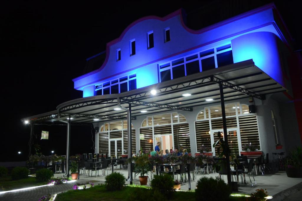 比托拉Villa Grand Bitola的一座晚上有蓝色灯光的建筑