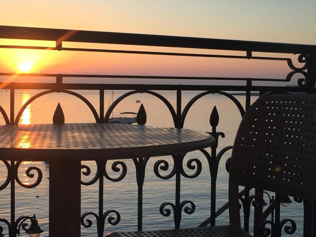 圣朱利安斯Maltese Balcony的阳台上的桌椅享有日落美景