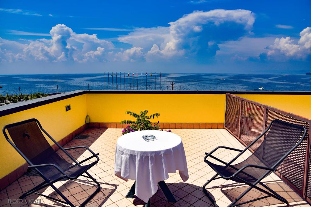加尔达马瑞里格酒店的阳台的天井配有桌椅
