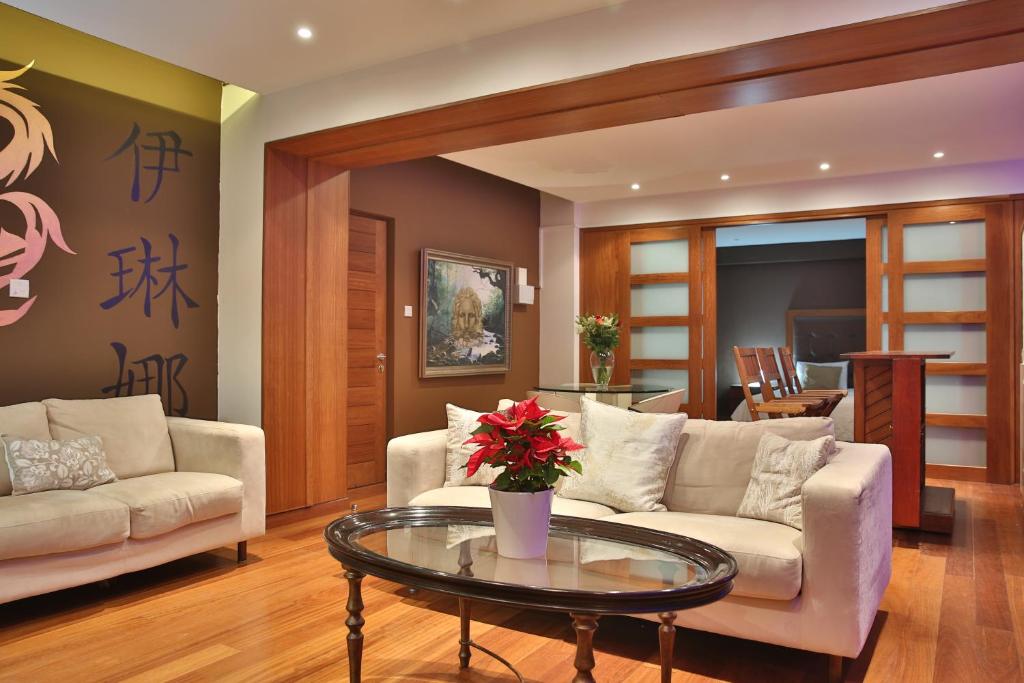 尼科西亚Sofouli Suites的客厅配有沙发和桌子