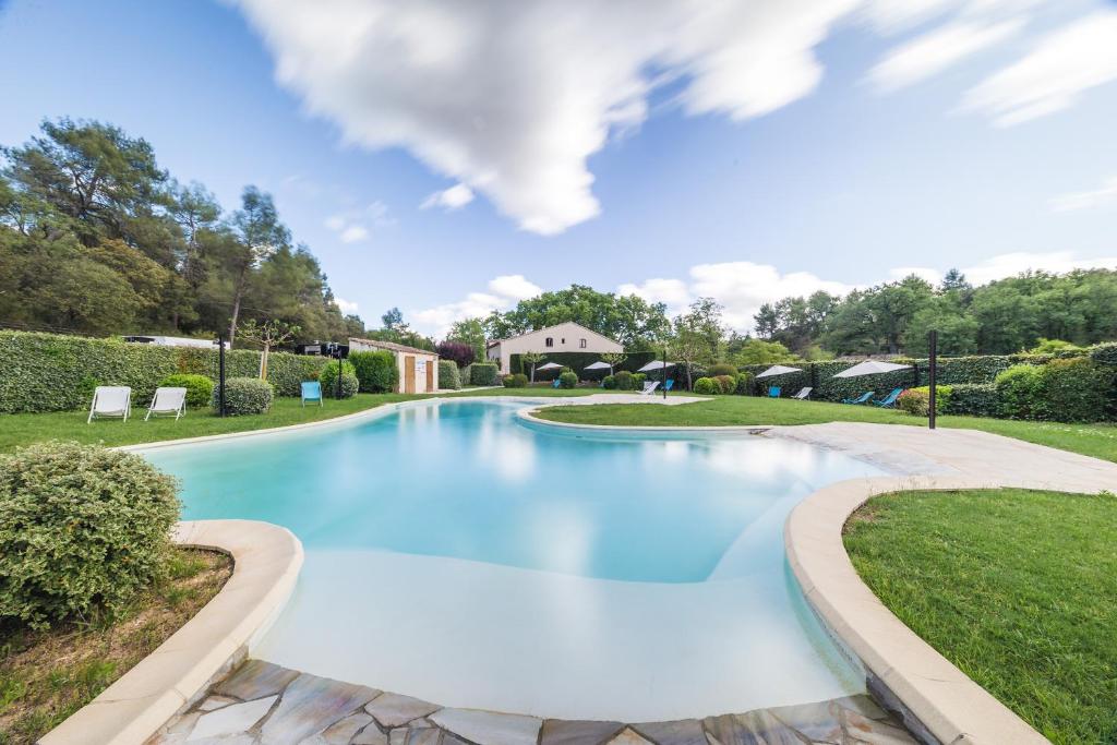 米拉博瑞莱斯大之家酒店的院子里的大型蓝色游泳池