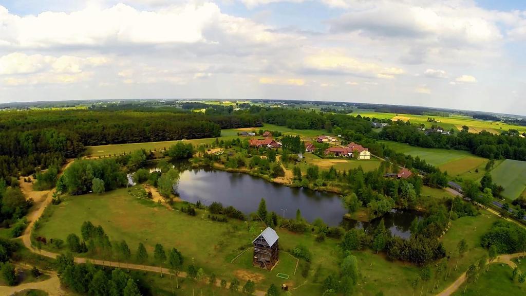 KrzyczkiHotel Nosselia的享有房子和湖泊的空中景致