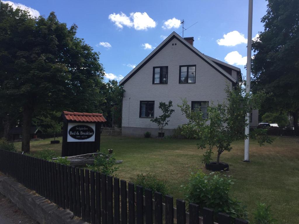 DegerforsDegerfors Bed & Breakfast的前面有标志的白色房子
