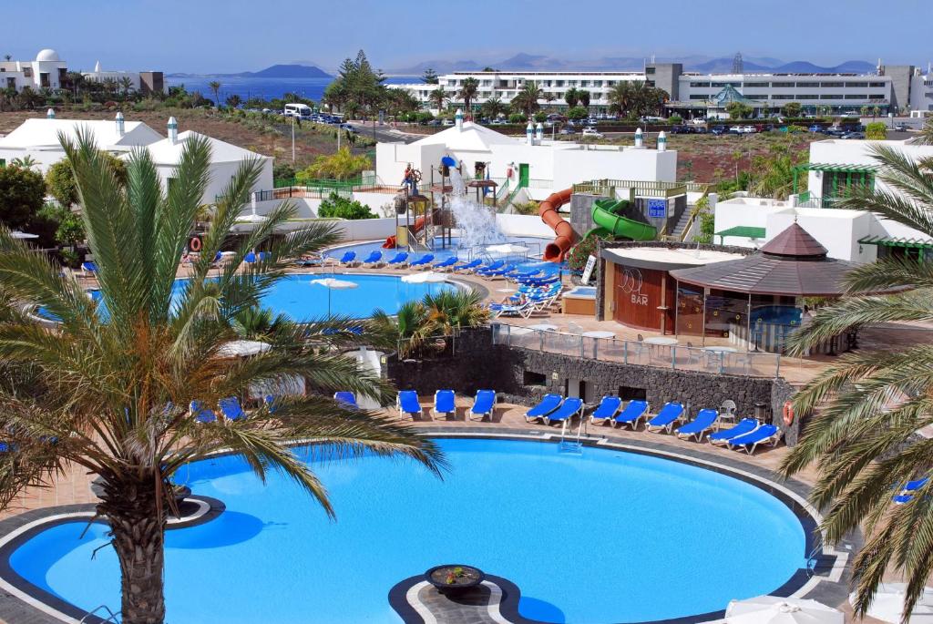 普拉亚布兰卡凯海滩太阳酒店的享有度假村游泳池的景致