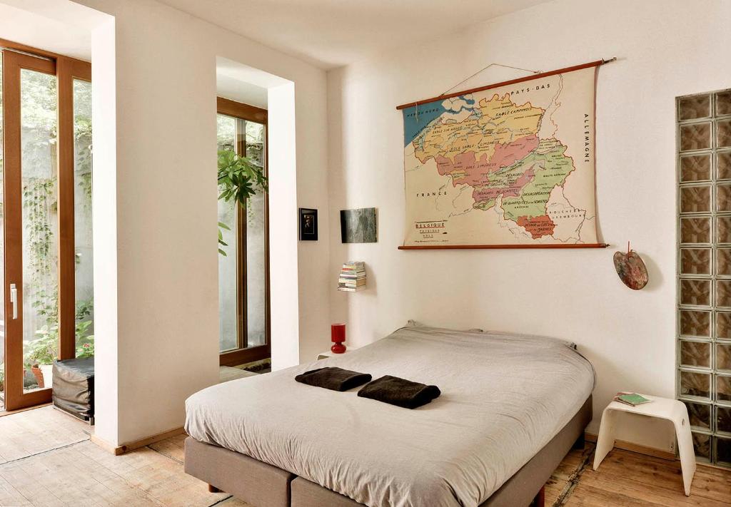 布鲁塞尔B'Kanal的卧室配有一张壁挂图床