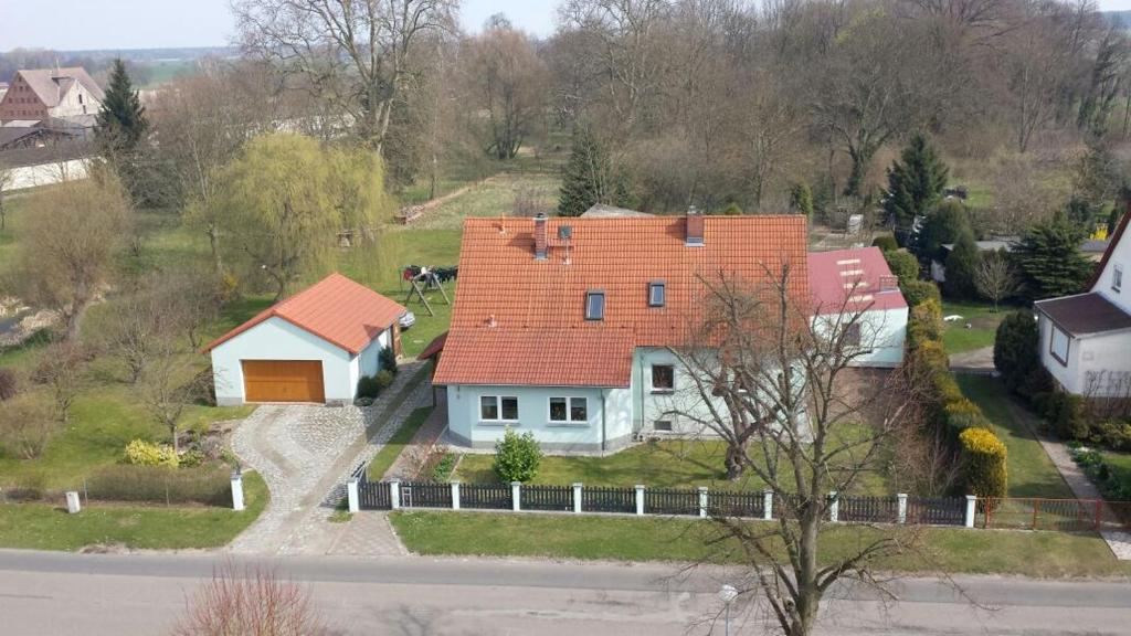 FelchowFewo Ramin的一座白色的大房子,有橙色的屋顶
