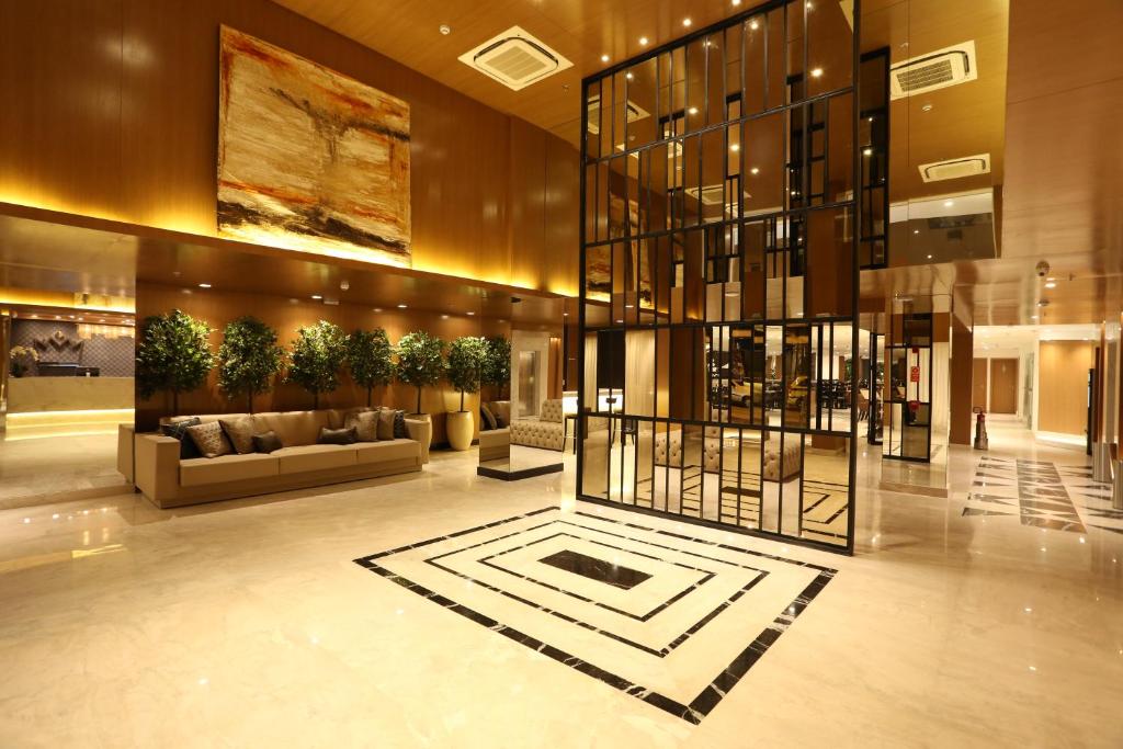 里约热内卢皇家丽晶皇宫酒店的大楼内一个带沙发和桌子的大堂