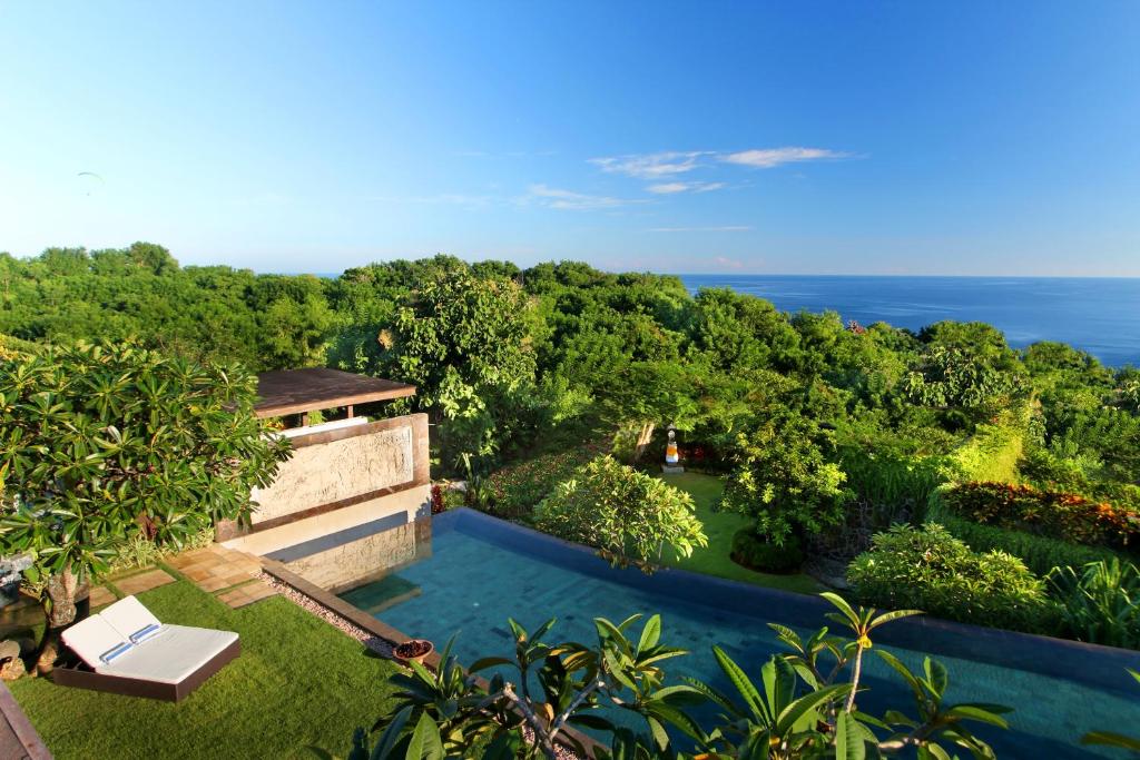 努沙杜瓦Villa Amita on the Bukit, Pandawa beach的享有带游泳池的别墅的空中景致