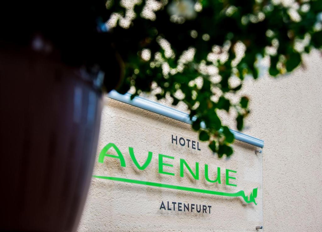 纽伦堡Hotel Avenue Altenfurt的街道标志,酒店标志