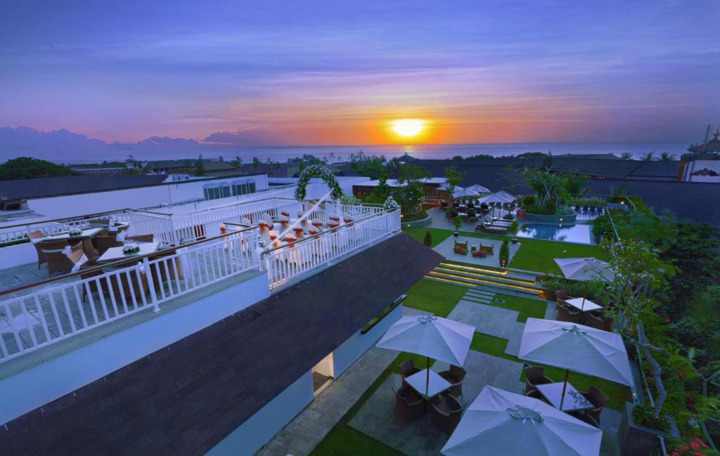 库塔favehotel Kuta Kartika Plaza的享有度假胜地的空中美景和日落美景