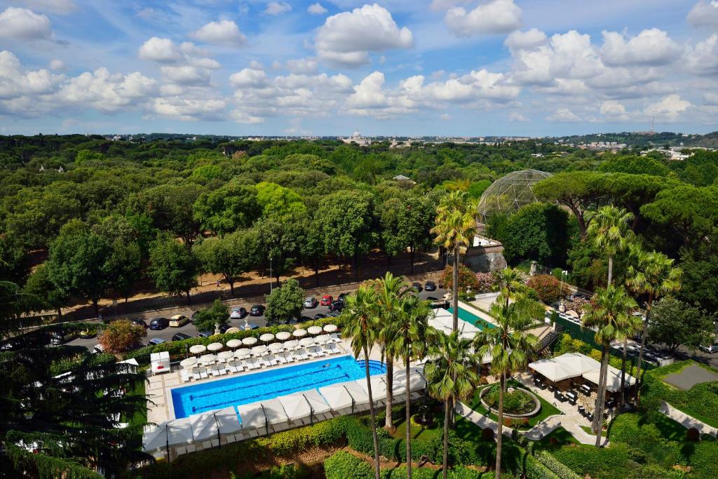 罗马帕克德普林西皮酒店的享有度假村游泳池的顶部景致