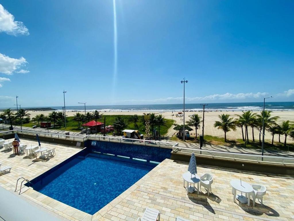 Apartamento com varanda e vista para o mar, em frente à praia de Caiobá ...