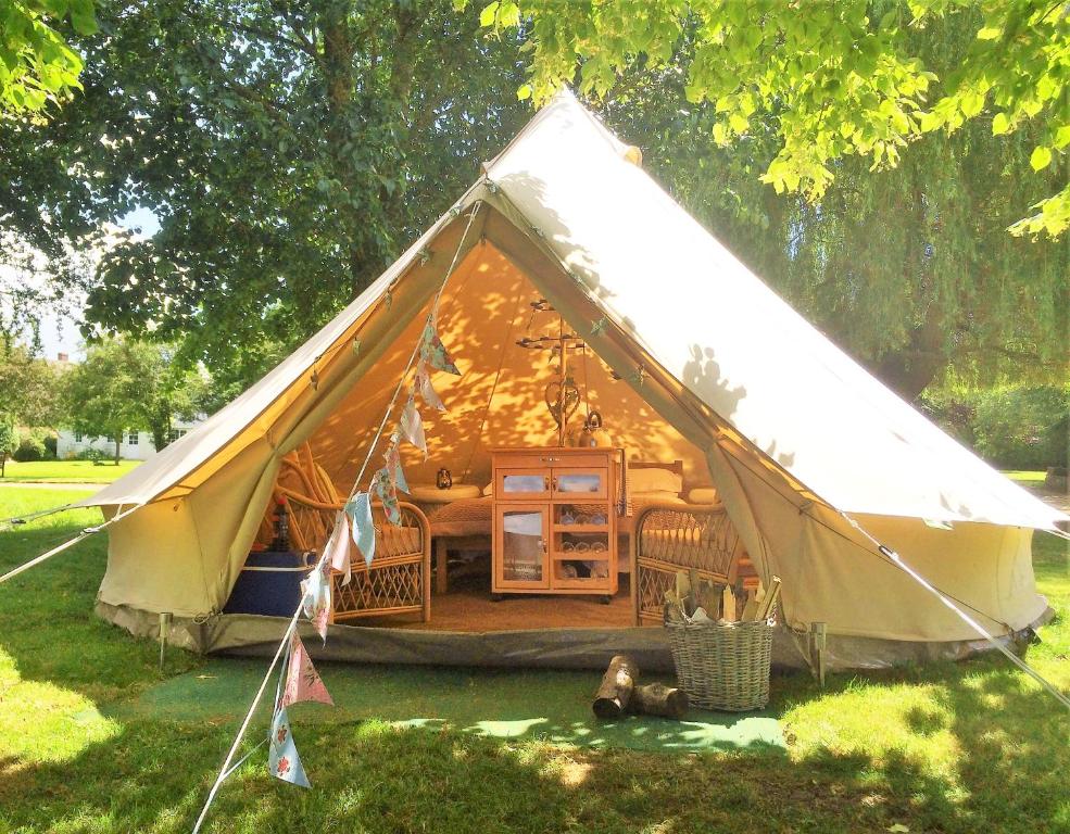 牛津牛津河畔豪华帐篷的草上带床的大型帐篷