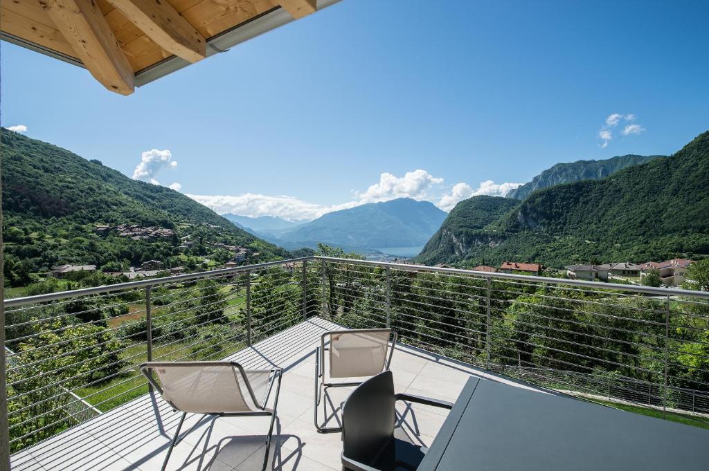 滕诺Terrazze sul Garda的山景阳台,配有椅子。