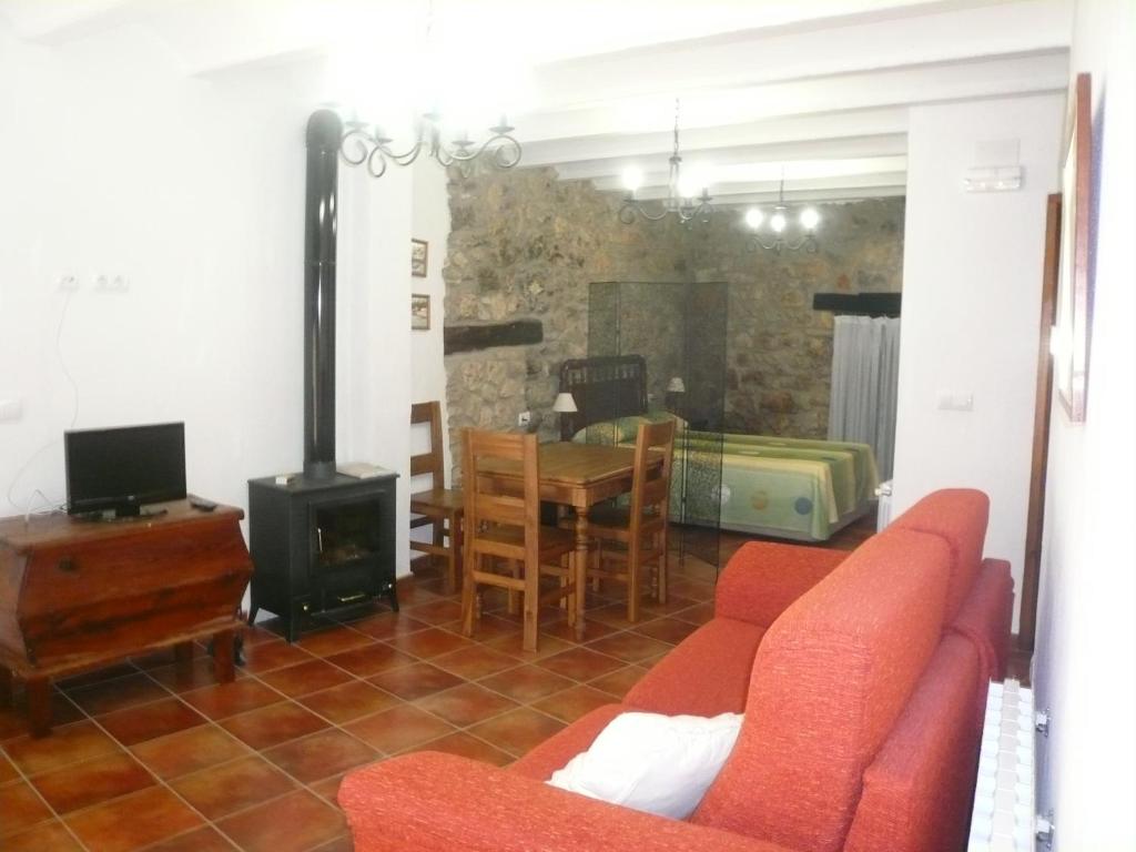 Puebla de BenifasarLoft Cuco的客厅配有红色的沙发和桌子