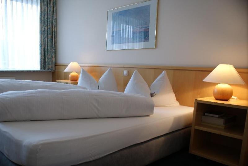 帕尔斯多夫赫里安酒店的酒店客房配有一张带白色枕头的大床