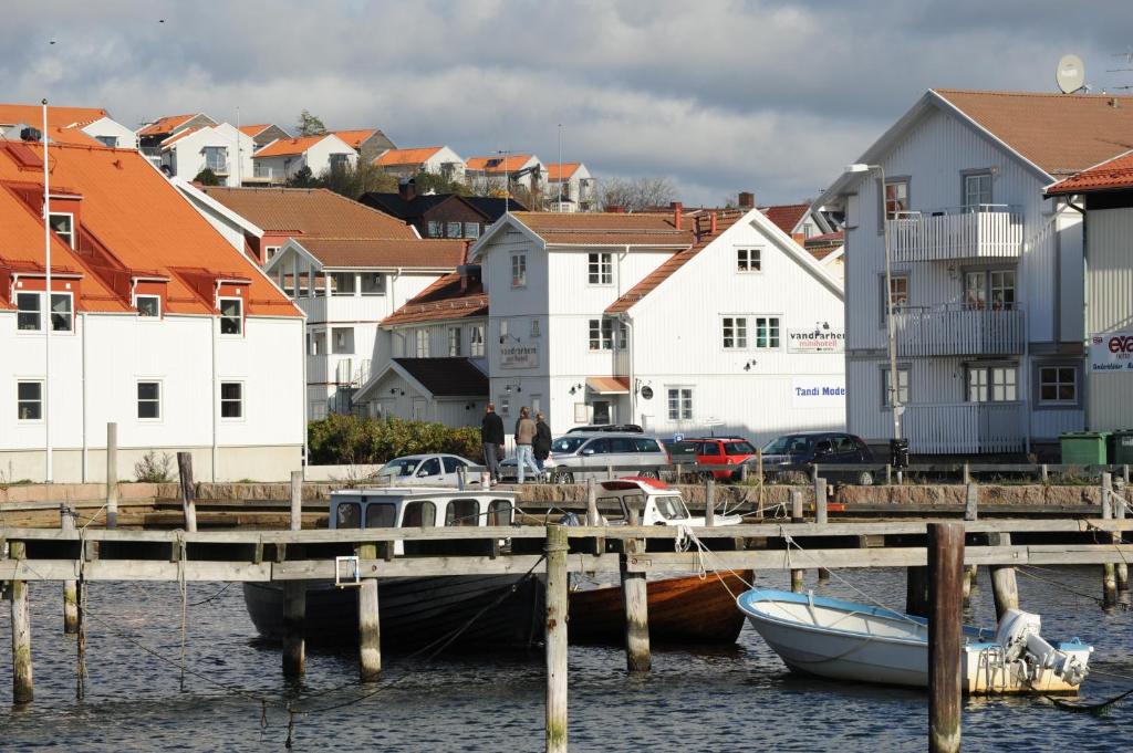 格雷伯斯塔德Grebbestads Vandrarhem的船停靠在码头旁,船屋