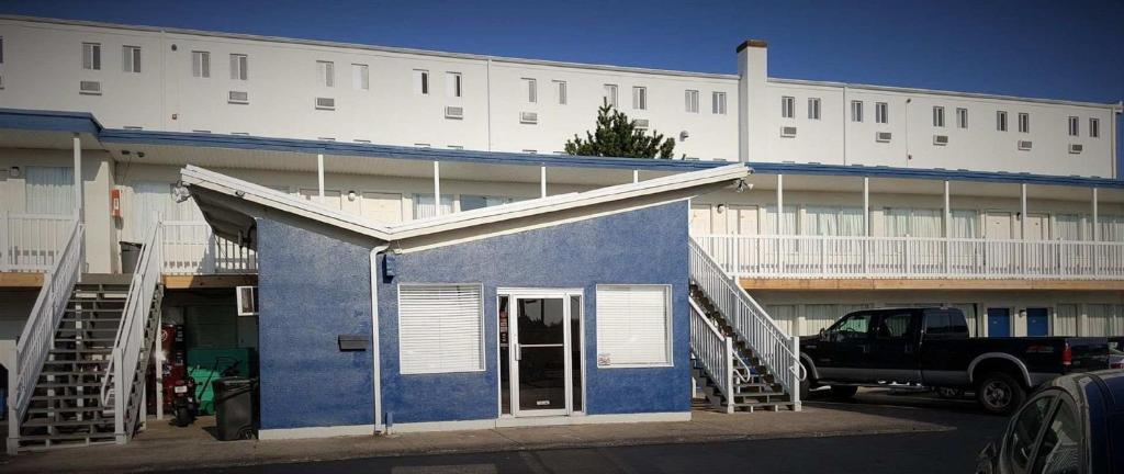 大洋城卡班纳汽车旅馆的一辆停在前面的卡车的蓝色建筑