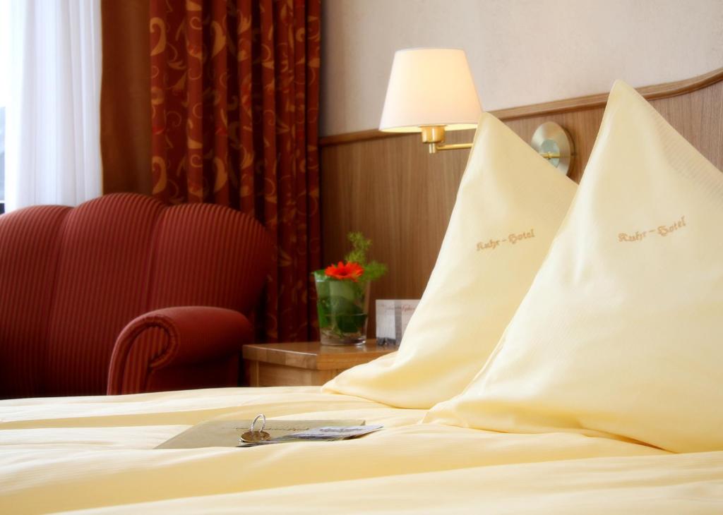 帕彭堡Altes Gasthaus Kuhr - Hotel & Restaurant的配有两张白色枕头的床的酒店客房