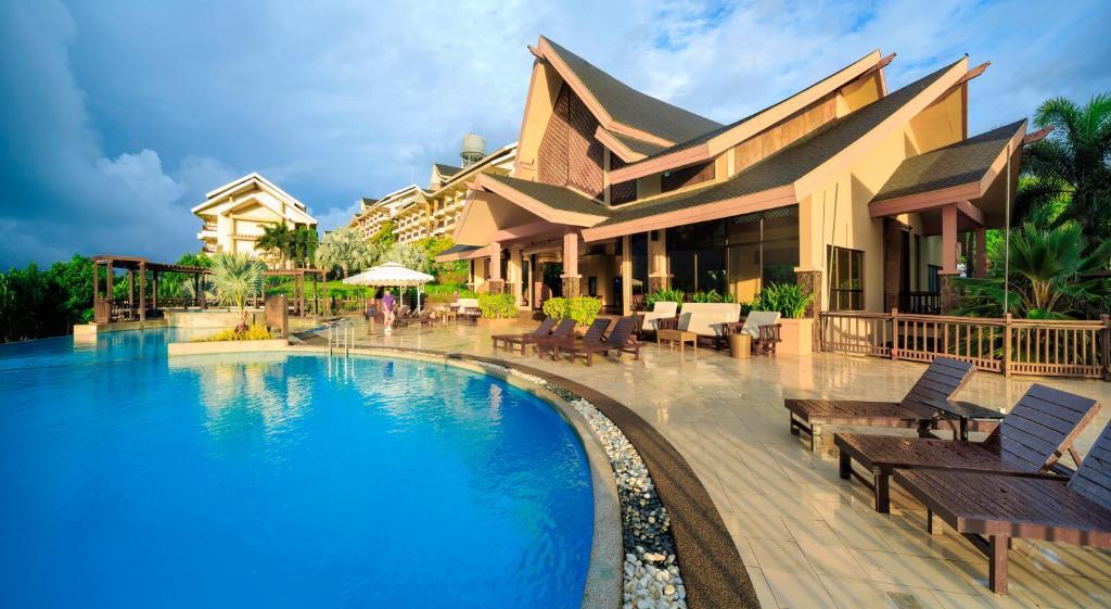 长滩岛长滩岛阿兰达度假酒店的一座带大型游泳池的度假村,位于大楼旁