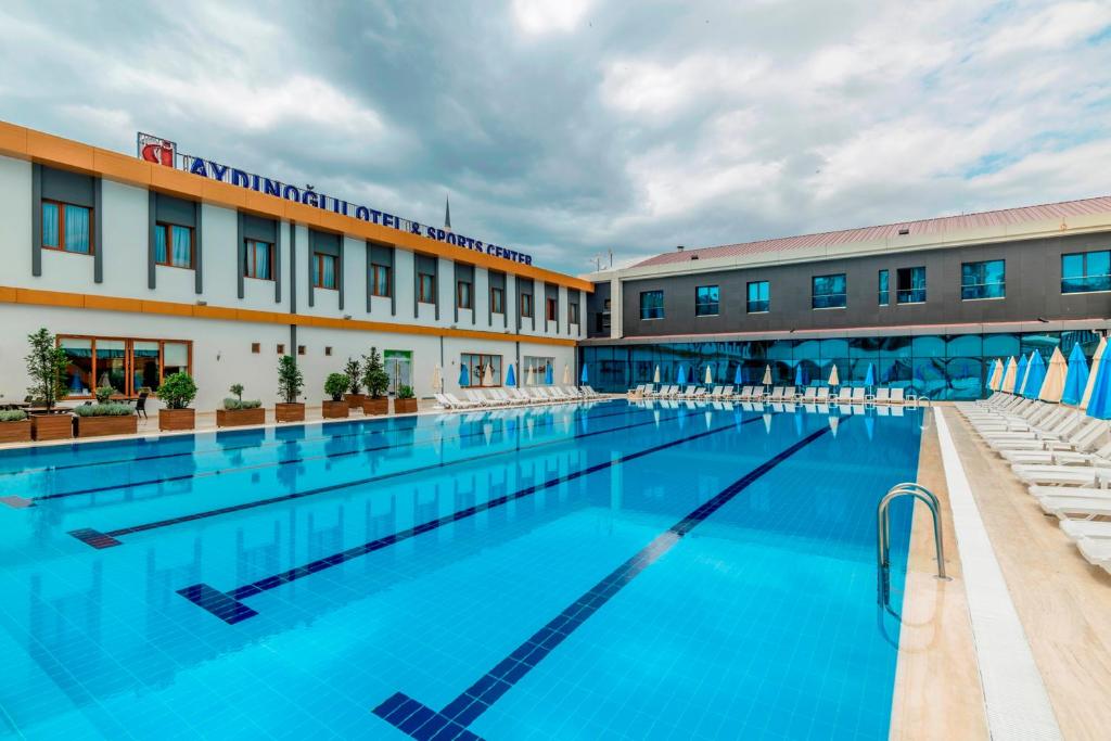 伊斯坦布尔阿迪怒格鲁酒店的大楼前的大型游泳池