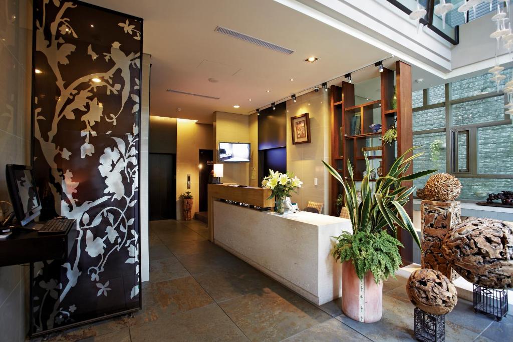台中市米卡沙旅店的商店的大厅,有柜台和植物