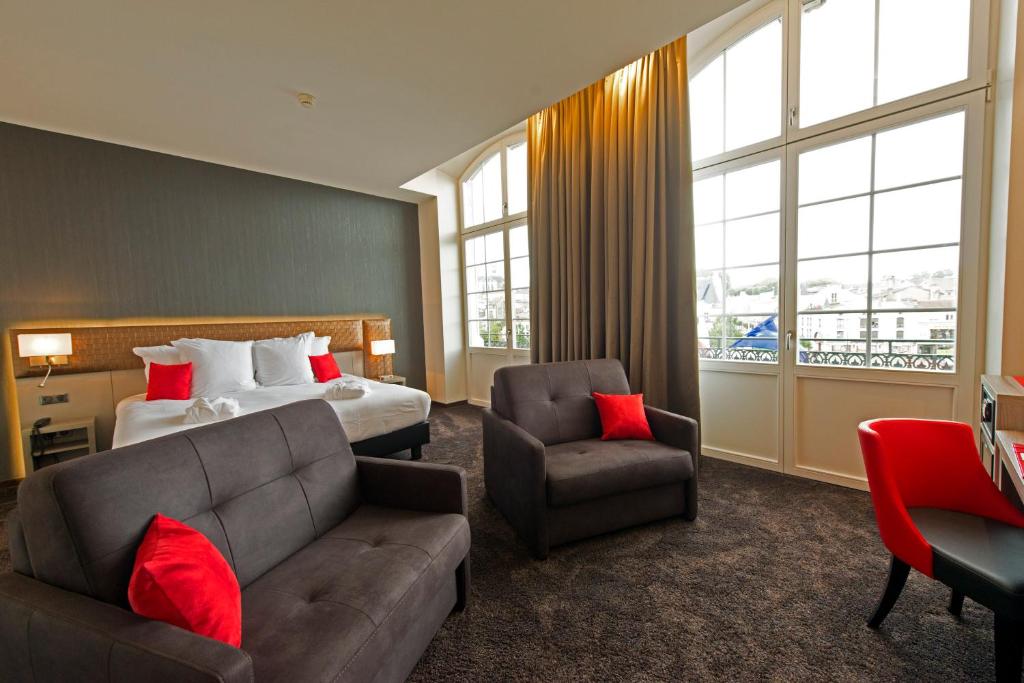 默兹河畔凡尔登梅斯花园酒店的酒店客房配有床、沙发和椅子