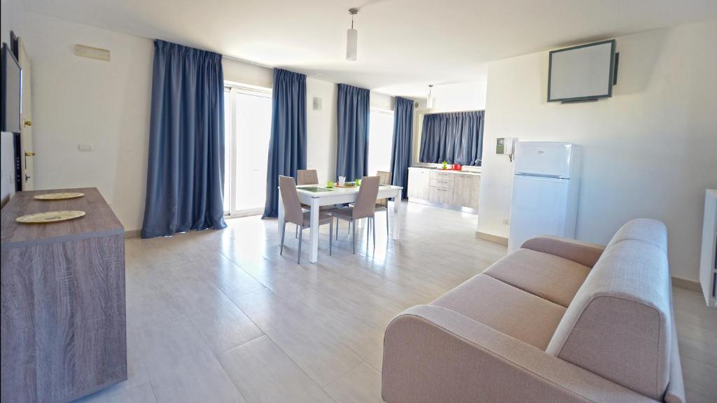 加利波利Leo Apartments的客厅配有沙发和桌子