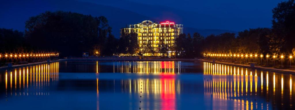 普罗夫迪夫Landmark Creek Hotel & Wellness的一座在夜间水中灯亮的大建筑