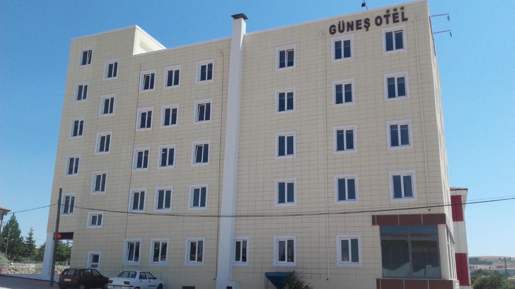 HacıbektaşGunes Hotel的建筑的侧面有标志