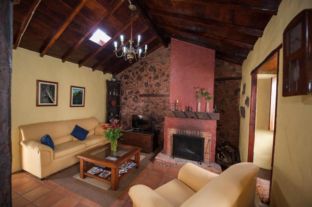 吉亚德伊索拉Casa Vidal的带沙发和壁炉的客厅