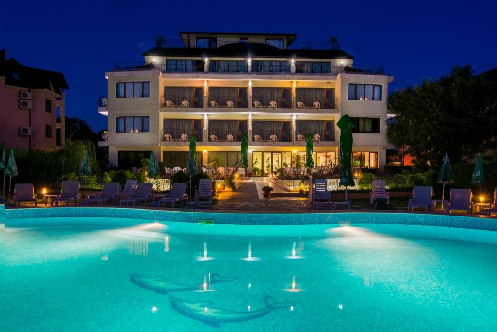 圣君士坦丁和海伦那阿特兰特酒店的晚上在酒店前面的一个游泳池