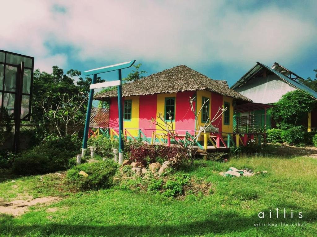 拜县排森林度假村 的一间色彩缤纷的小房子