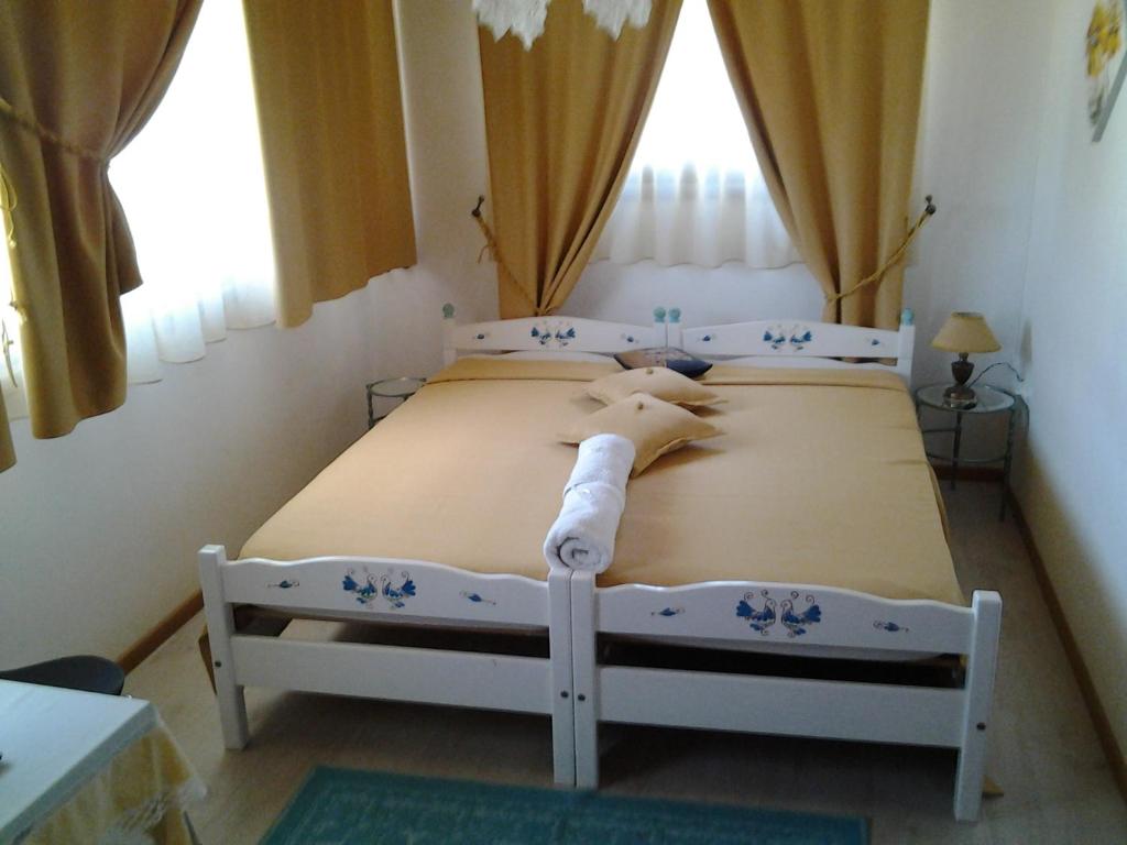 IttiriSa Mariposa的一间卧室设有两张床和两个窗户。