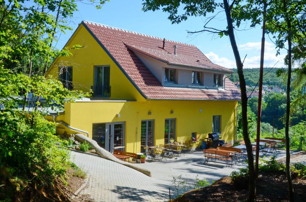 布尔诺梅姿斯托米旅馆 的黄色的房屋,有红色的屋顶