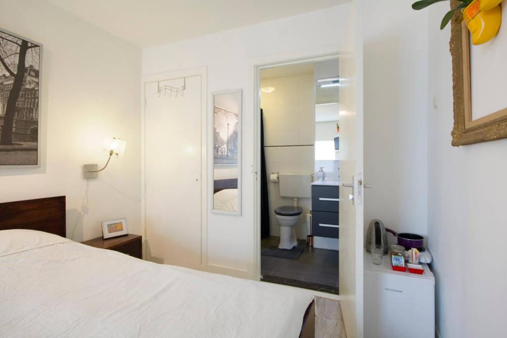 阿姆斯特丹H58民宿的一间卧室配有一张床,浴室设有卫生间