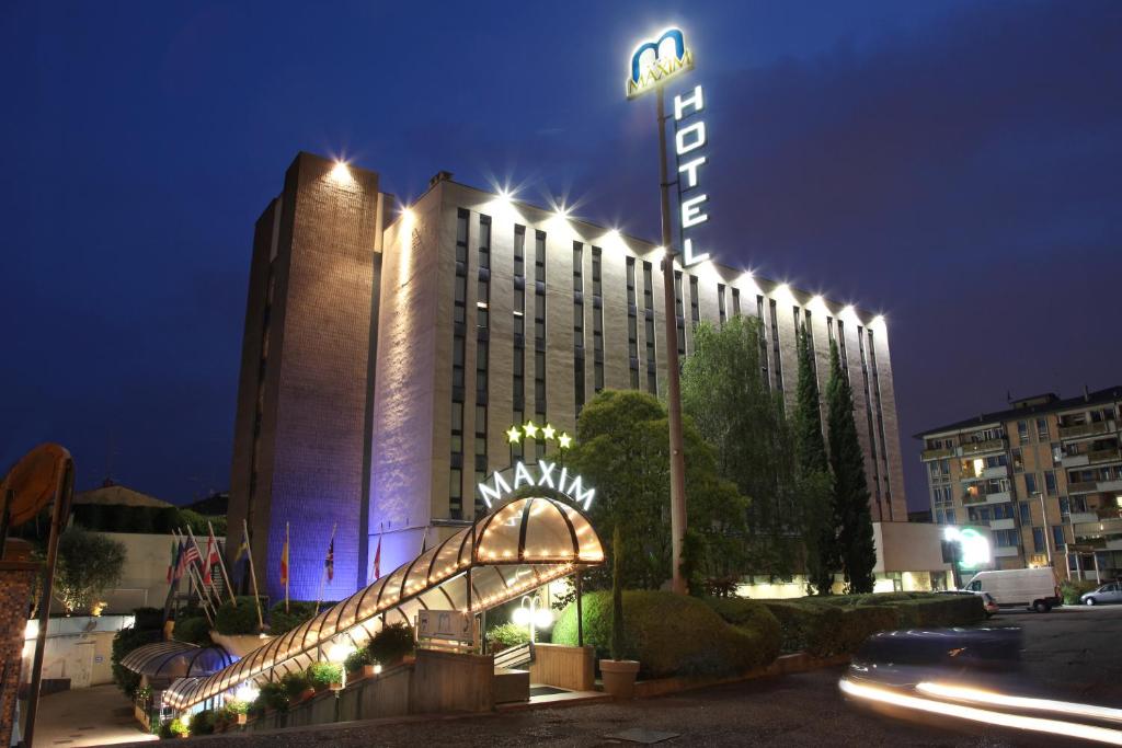 维罗纳马克西姆酒店的夜间标有标志的酒店大楼