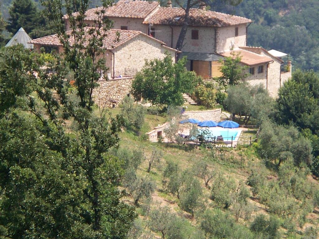 瓦尔的圣卡西亚诺马基雅维利泉水住宿加早餐酒店的山顶上带游泳池的房子