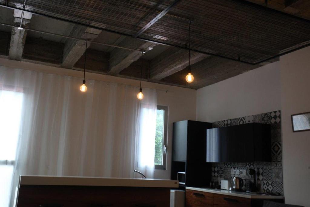 尼科西亚GR市中心公寓的客厅的天花板上挂着三盏灯