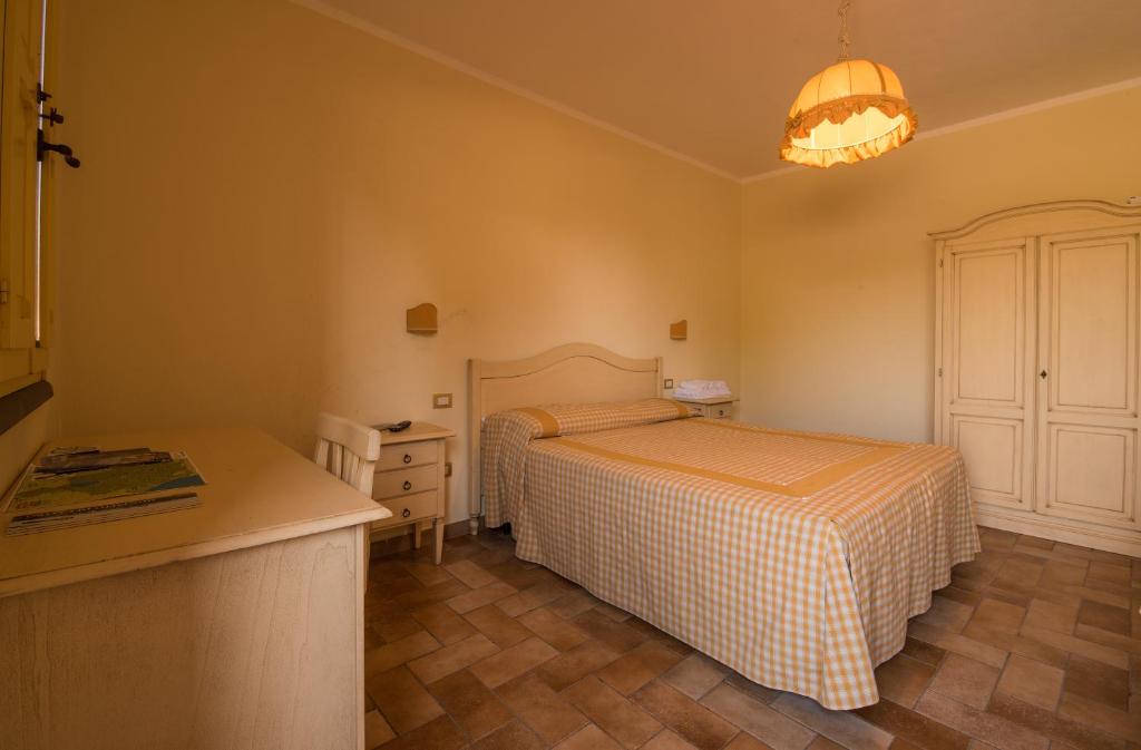 佩夏罗马纳B&B Corte degli Struzzi的一间小卧室,配有两张床和一张桌子