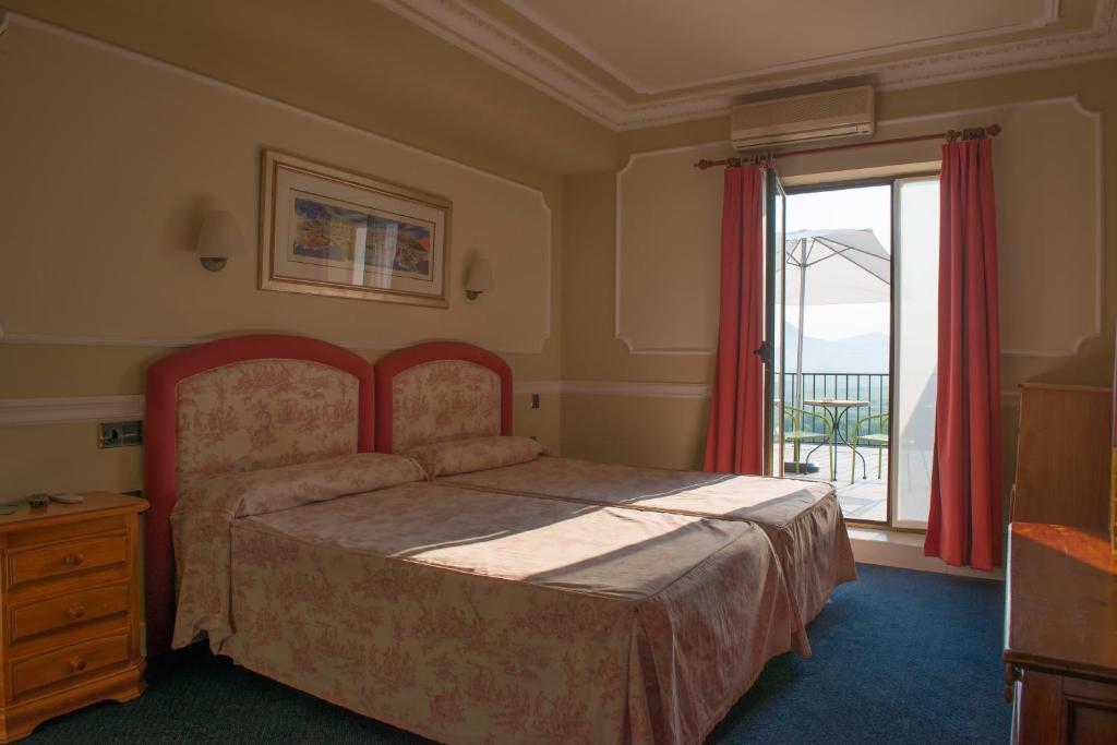 拉瓜迪亚Hotel Marixa的一间卧室设有一张床和一个大窗户