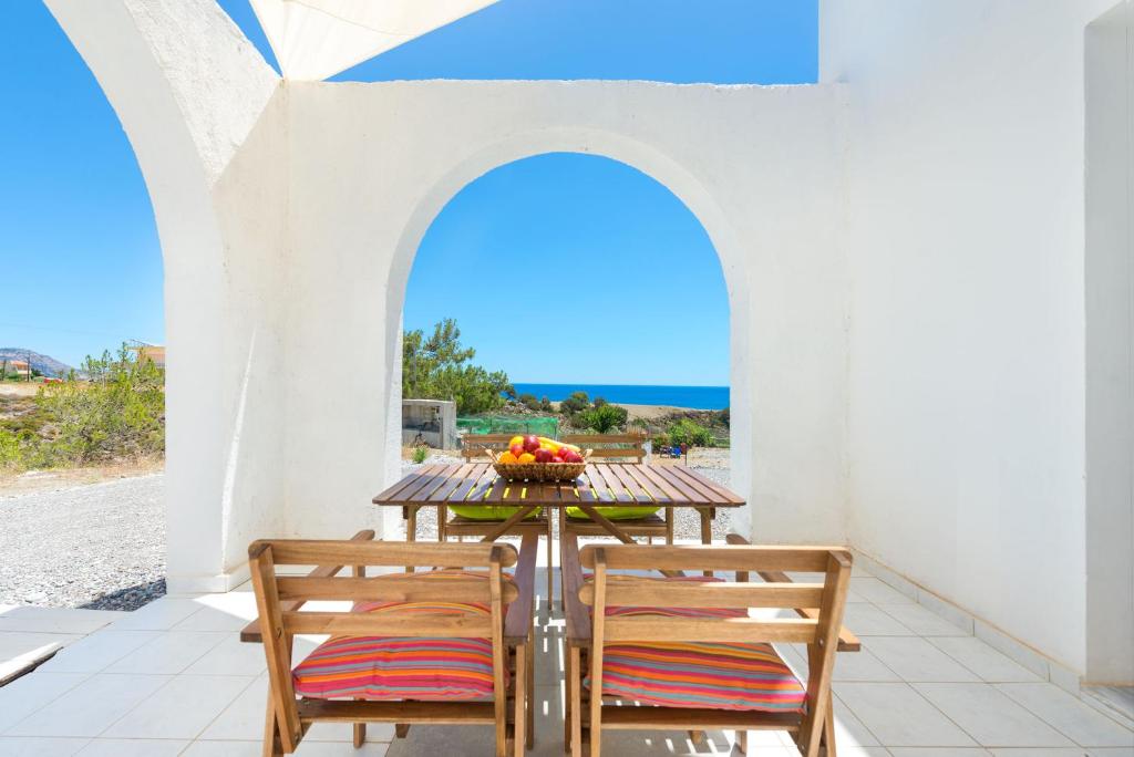 吉奥塔略Ciel Blue Villas的海景露台配有桌椅