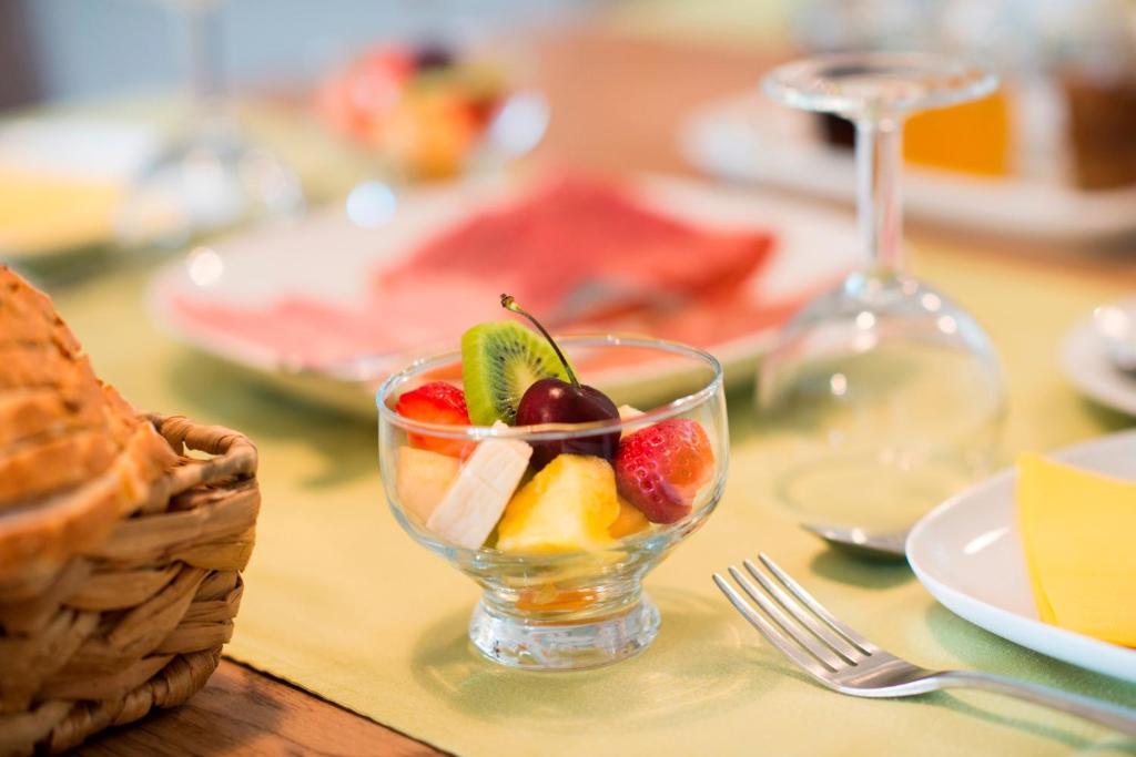 Ver吉勒斯迪威尔住宿加早餐旅馆的桌上装满水果的玻璃碗