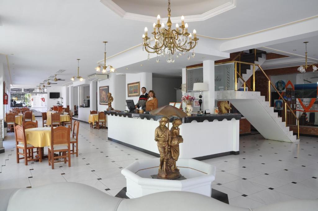 特尔马斯德里奥翁多Hotel De Las Artes的一间位于房间中间的带雕像的餐厅